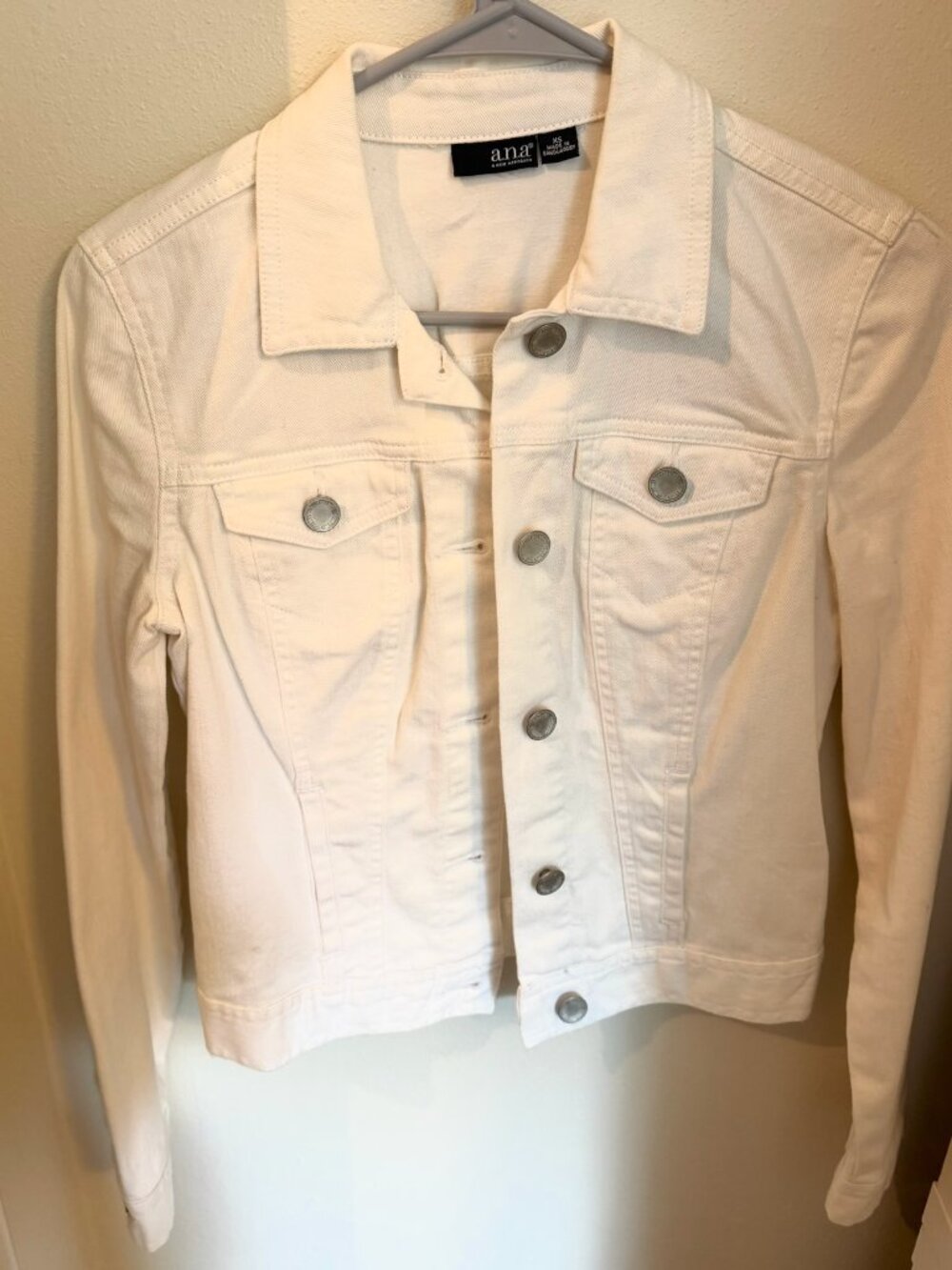 a.n.a XS White Classic Denim Trucker Jacket
